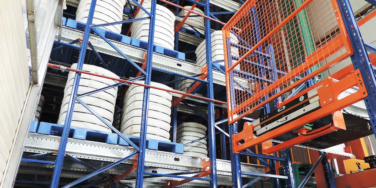 機械制造行業(yè)堆跺機配穿梭車智能密集倉庫